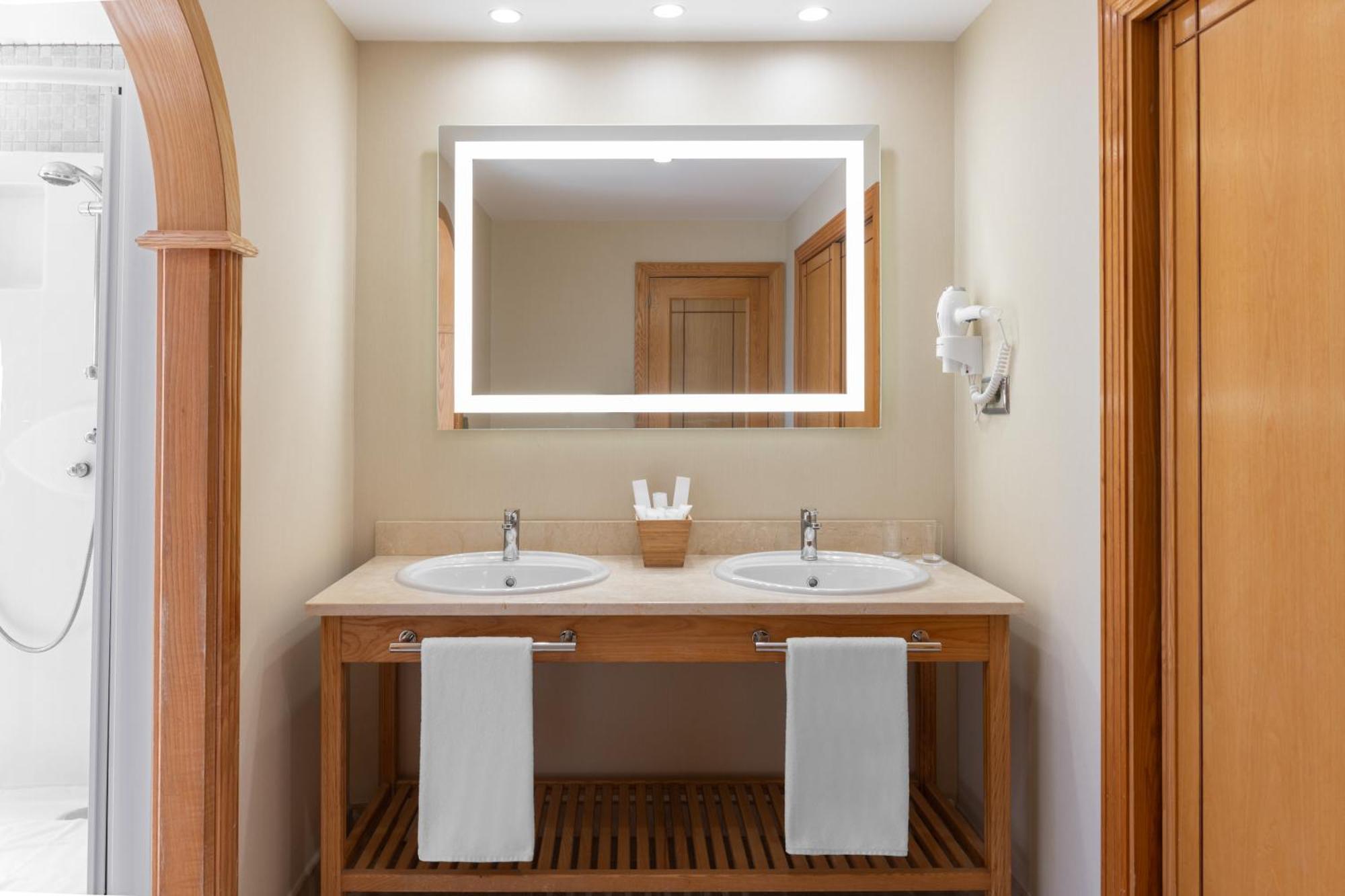 Suite junior con vistas al mar (2 adultos + 2 niños)